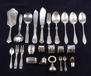 Samling af blandet sølvbestik, servietringe mm 25