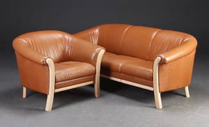 Dansk møbelproducent. Sofasæt. Trepersoners sofa og lænestol i brun læder 2