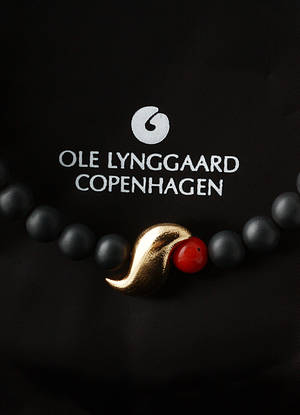 Ole Lynggaard. Lås af 14 kt. guld med tilhørende stenkæde monteret med dupsko