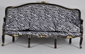 Soffa i rokokostil, klädd i zebrarandigt tyg, 1900 tal