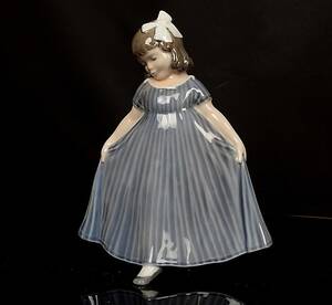 FIGURIN, porslin, Royal Copenhagen. Danmark.