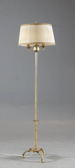 Golvlampa, mässing med tre ljusarmar, 1900-tal.