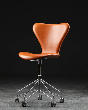 Arne Jacobsen. Kontorstol, model 3117, cognacfarvet læder  