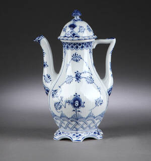 Royal Copenhagen. Musselmalet Helblonde kaffekande, model nr. 1202 