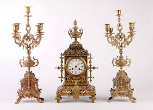 Urgarniture, bestående af kaminur og et par kandelabre. Ca. 1900. 3
