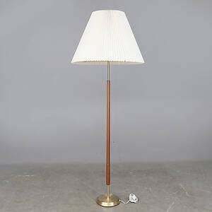 GOLVLAMPA, teak och mässing, EWÅ, 1900-talets mitt.