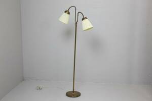 GOLVLAMPA, tvåarmad, mässing