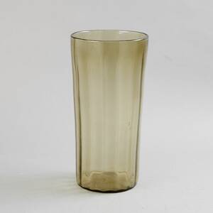 Vas i mörktonat glas