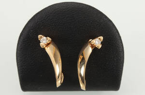 Par ørestikker udført i 14 kt. guld, prydet med brillant.