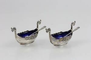 KRYDDKAR, ett par, silver med insats i blå glasmassa