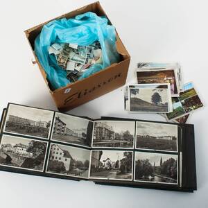 VYKORTSALBUM, frimärken i låda