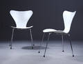 Arne Jacobsen. Et par stole, model 3107, Syveren af formbøjet senere hvidlakeret finér. 2