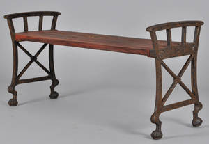 Trädgårdsbänk med gavlar i gjutjärn.