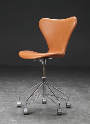 Arne Jacobsen. Kontorstol, model 3117, cognacfarvet læder 