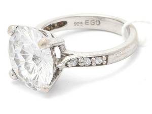 Ring med stenar