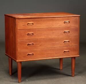 Dansk møbelproducent. Kommode af teaktræ