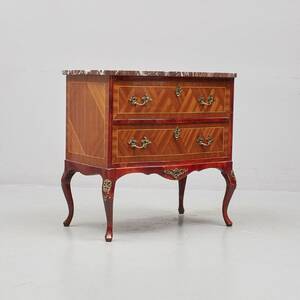 Byrå, med stenskiva. Längd 68