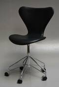 Arne Jacobsen. Kontorstol, model 3117 sort anilin læder