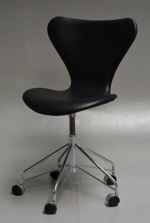 Arne Jacobsen. Kontorstol, model 3117 sort anilin læder