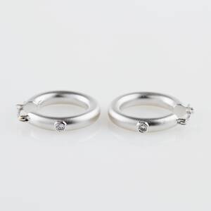 Örhängen 1 par 18 k vitguld briljant