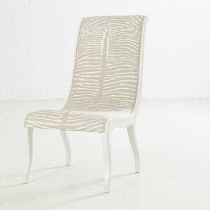 Svanstol i djurmönstrat tyg