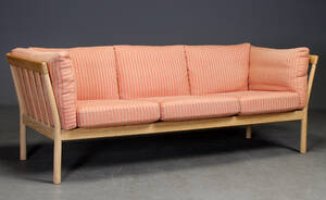 Dansk møbelproducent. Tremmesofa