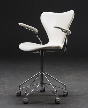 Arne Jacobsen 1902 - 1971. Kontorstol med armlæn, model 3217