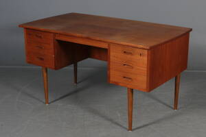 Dansk møbelproducent. Skrivebord i teak.