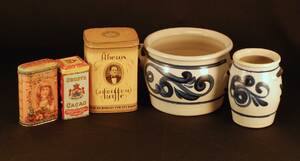 SALTGLASERADE LERKRUS SAMT PLÅTBURKAR I PARTI