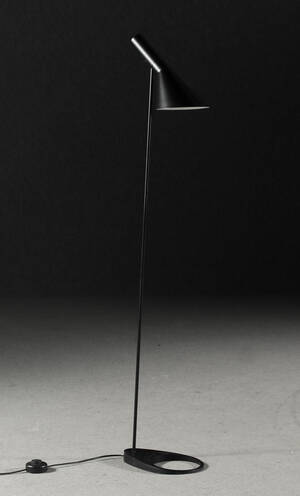 Arne Jacobsen, Louis Poulsen, golvlampa AJ, svart