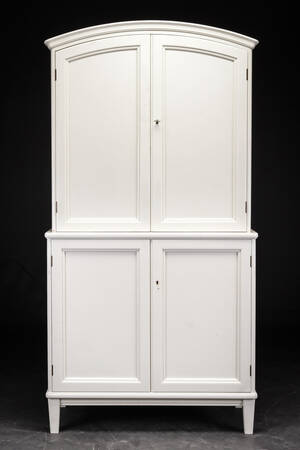 Skab af hvidbemalet træ. Gustaviansk form Denne vare er sat til omsalg under nyt varenummer 4146591