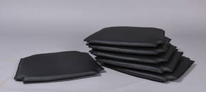 Seks hynder til Hans J. Wegner Y- stolen. Sort læder. 6