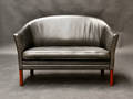 Dansk møbelarkitekt. To-pers. sofa i sort læder