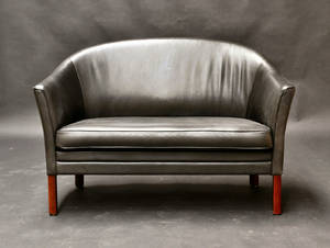Dansk møbelarkitekt. To-pers. sofa i sort læder