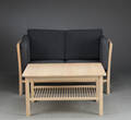 Dansk møbelproducent. To-pers. sofa samt bord