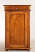 Dækketøjsskab af nøddetræ, 181900 tallet