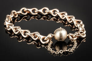 Ole Lynggaard. Armbånd af guld 14 kt. med kuglelås.