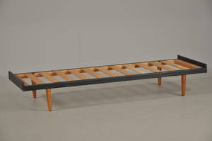 Daybed beklædt med sort skai, ben af bøg, 19501960erne