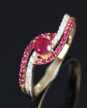 Rubin- og brillantring af 14 kt. guld