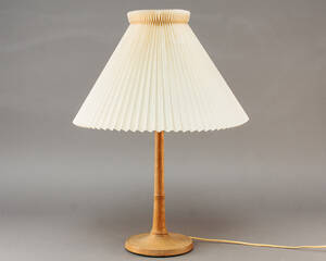 Esben Klint. Bordlampe af egetræ, model 327