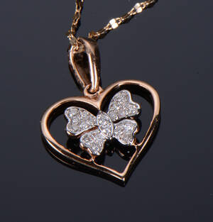 Halskæde af 18 kt. rødguld med brillantvedhæng