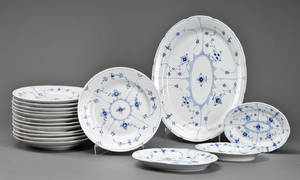 Kgl. Porcelæn Musselmalet. 12 middagstallerkner. 17