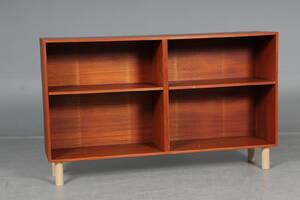 Dansk møbelproducent. Lav kommode i teak.
