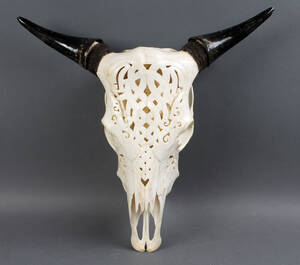 Tyrekranie med håndudskåret dekoration