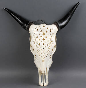 Tyrekranie med håndudskåret dekoration