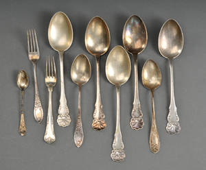 En samling sølvtøj 10