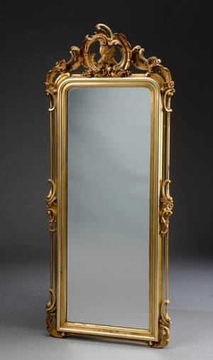 Nyrokoko spejl i ramme af forgyldt træ og gesso.