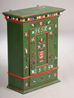 Almue tobaksskab 1800 tallet.