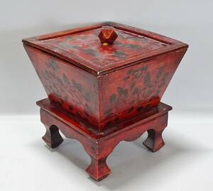 Låda på ben, orientalisk stil