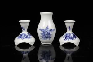 LJUSSTAKAR, ett par, samt VAS, Blå Blomst, Royal Copenhagen